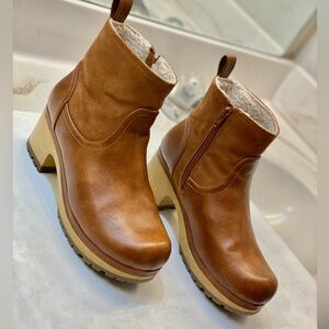 Universal thread Women’s Fawn Clog Boots size 7 excellent condition clean